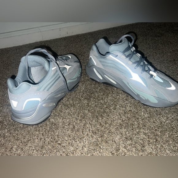 Yeezy 700s V2 Hospital Blue - Picture 5 of 7
